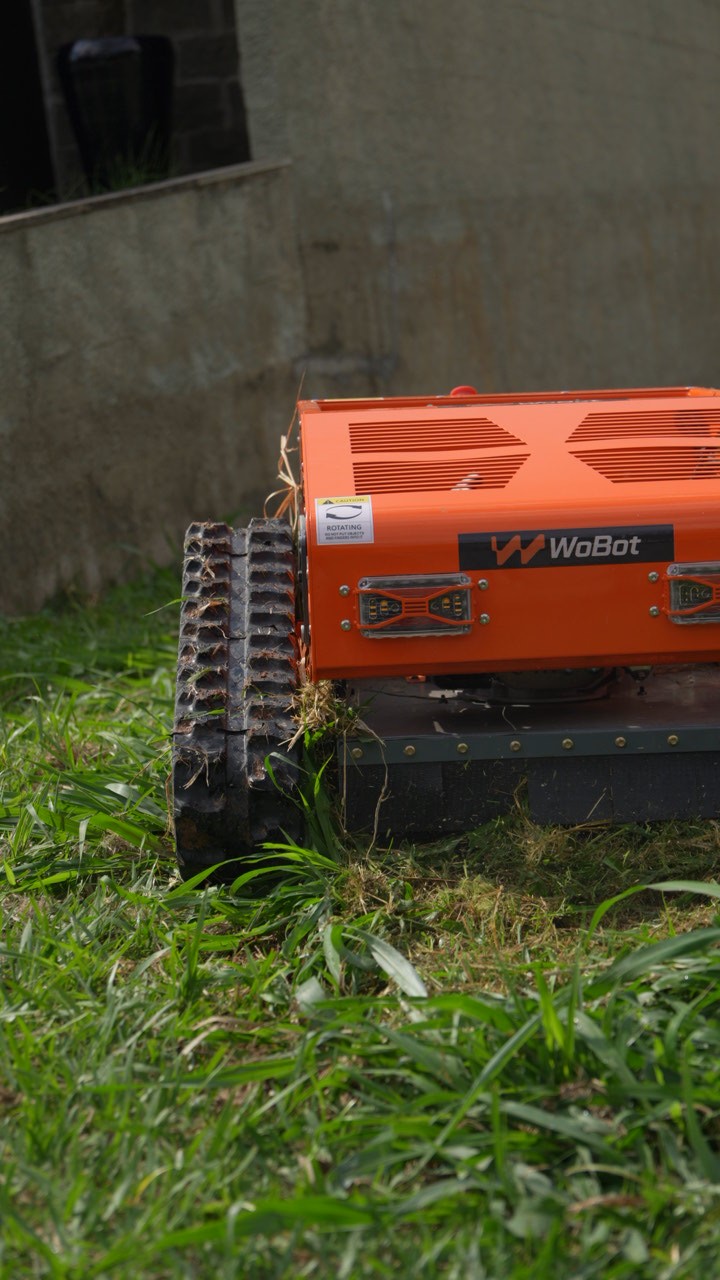 Roçadeira WoBot em parque industrial